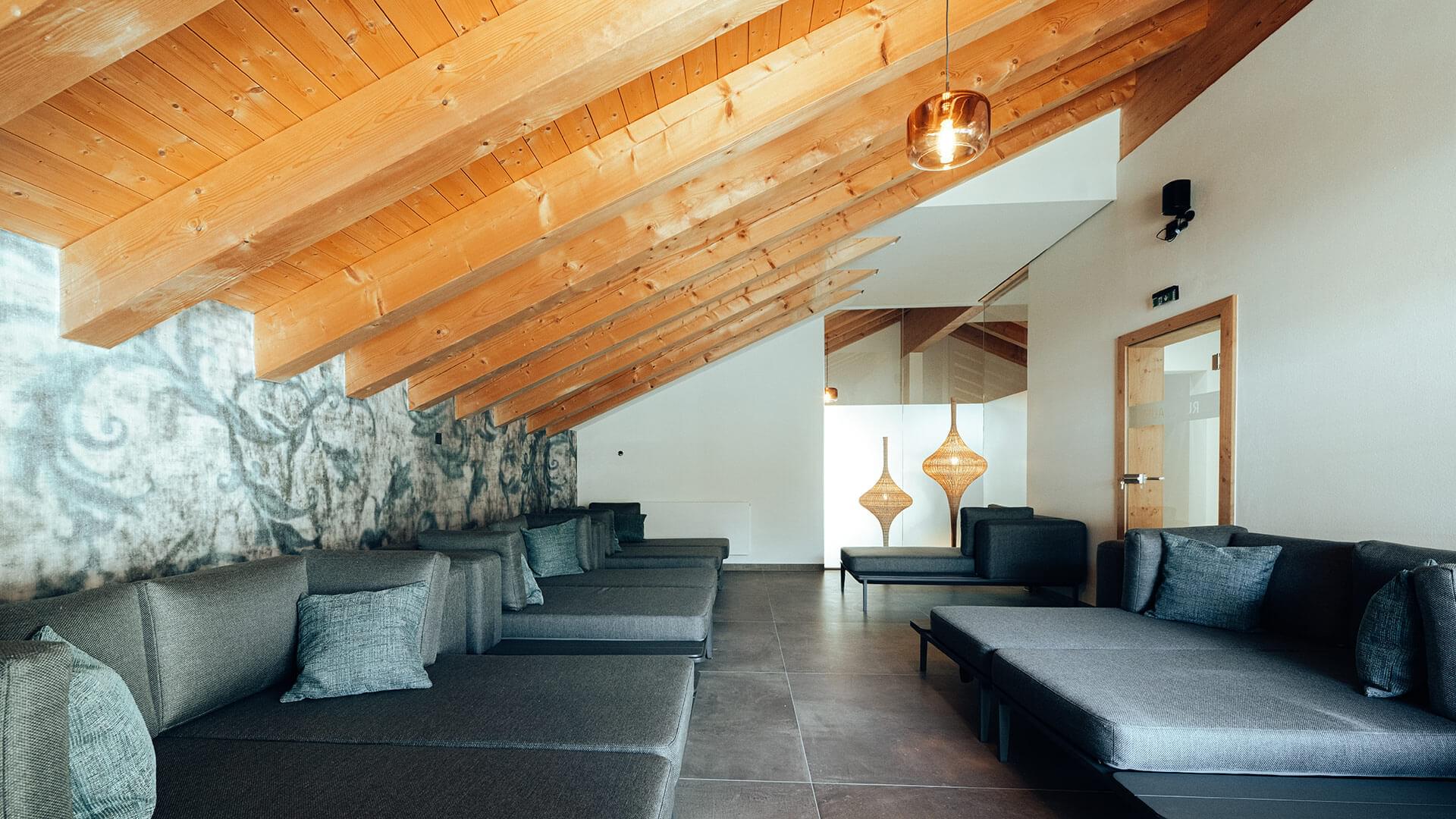 Wellnessbereich zum Relaxen mit Ruheliegen im Hotel Tradizio im Kleinwalsertal